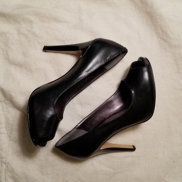 2/$20 Nine West leather peep toe heels - Picture 3 of 5
